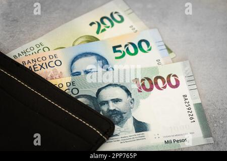 mexikanisches Geld, 1000.500- und 200-Dollar-Scheine, Pesos, Top-Stückelungen, stilvolle schwarze Brieftasche und Währung, Geschäftskonzept, mexikanische Finanzen Stockfoto