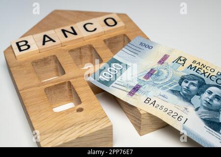 1000 mexikanische Pesos-Banknote und Symbol der Bank von Mexiko, Finanz- und Geschäftskonzept, Nahaufnahme Stockfoto