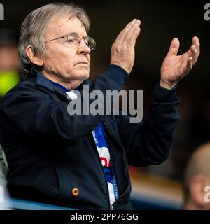 Burnley, Großbritannien. 22. April 2023Queens Park Rangers-Fans feiern den Sieg beim Sky Bet Championship-Spiel zwischen Burnley und Queens Park Rangers am Samstag, den 22. April 2023 im Turf Moor in Burnley. (Foto: Mike Morese | MI News) Guthaben: MI News & Sport /Alamy Live News Stockfoto