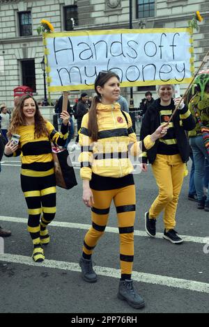 London, Großbritannien. 22. April 2023. Demonstranten versammeln sich für den Großen, organisiert von Xtinction Rebellion. Kredit: JOHNNY ARMSTEAD/Alamy Live News Stockfoto