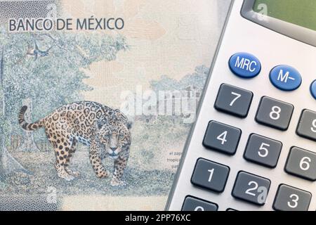 Bank von mexiko, Jaguar Symbol auf 1 000-Pesos-Banknote und Taschenrechner, Finanzberechnungskonzept Stockfoto