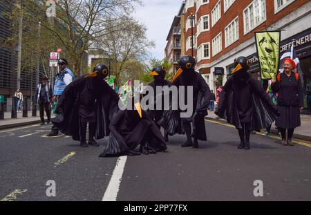 London, Großbritannien. 22. April 2023 Demonstranten vor Defra und dem Innenministerium. Tausende von Menschen marschierten durch Westminster, um gegen die Zerstörung der Natur, den Verlust der Artenvielfalt und den Klimawandel am Tag der Erde und am zweiten Tag des viertägigen Protests zu protestieren, der von der Extinction Rebellion und zahlreichen anderen Gruppen organisiert wurde. Kredit: Vuk Valcic/Alamy Live News Stockfoto