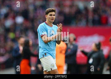 LONDON, Großbritannien - 22. April 2023: Julian Alvarez von Manchester City applaudiert den Fans nach dem Halbfinalspiel des FA Cup zwischen Manchester City und Sheffield United im Wembley Stadium. Kredit: Craig Mercer/Alamy Live News Stockfoto