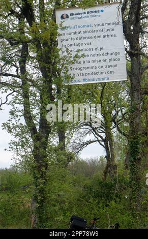 Saix, Frankreich. 22. April 2023. Demonstration gegen das Autobahnprojekt A69 zwischen Castres und Toulouse, nahe Soual, Südwestfrankreich, am 22. April 2023. In Saix versammeln sich Hunderte von Menschen, die gegen das Autobahnprojekt A69 sind, um gegen eine Infrastruktur zu protestieren, die sie in Zeiten des Klimawandels für widersprüchlich halten. Foto: Arnaud Bertrand/ABACAPRESS.COM Kredit: Abaca Press/Alamy Live News Stockfoto