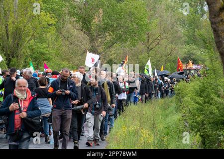 Saix, Frankreich. 22. April 2023. Demonstration gegen das Autobahnprojekt A69 zwischen Castres und Toulouse, nahe Soual, Südwestfrankreich, am 22. April 2023. In Saix versammeln sich Hunderte von Menschen, die gegen das Autobahnprojekt A69 sind, um gegen eine Infrastruktur zu protestieren, die sie in Zeiten des Klimawandels für widersprüchlich halten. Foto: Arnaud Bertrand/ABACAPRESS.COM Kredit: Abaca Press/Alamy Live News Stockfoto