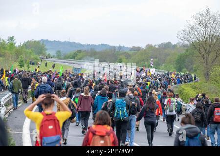 Saix, Frankreich. 22. April 2023. Demonstration gegen das Autobahnprojekt A69 zwischen Castres und Toulouse, nahe Soual, Südwestfrankreich, am 22. April 2023. In Saix versammeln sich Hunderte von Menschen, die gegen das Autobahnprojekt A69 sind, um gegen eine Infrastruktur zu protestieren, die sie in Zeiten des Klimawandels für widersprüchlich halten. Foto: Arnaud Bertrand/ABACAPRESS.COM Kredit: Abaca Press/Alamy Live News Stockfoto