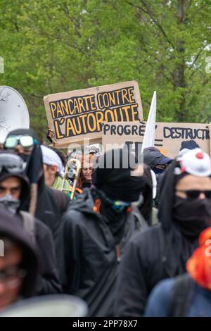 Saix, Frankreich. 22. April 2023. Demonstration gegen das Autobahnprojekt A69 zwischen Castres und Toulouse, nahe Soual, Südwestfrankreich, am 22. April 2023. In Saix versammeln sich Hunderte von Menschen, die gegen das Autobahnprojekt A69 sind, um gegen eine Infrastruktur zu protestieren, die sie in Zeiten des Klimawandels für widersprüchlich halten. Foto: Arnaud Bertrand/ABACAPRESS.COM Kredit: Abaca Press/Alamy Live News Stockfoto