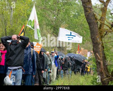 Saix, Frankreich. 22. April 2023. Demonstration gegen das Autobahnprojekt A69 zwischen Castres und Toulouse, nahe Soual, Südwestfrankreich, am 22. April 2023. In Saix versammeln sich Hunderte von Menschen, die gegen das Autobahnprojekt A69 sind, um gegen eine Infrastruktur zu protestieren, die sie in Zeiten des Klimawandels für widersprüchlich halten. Foto: Arnaud Bertrand/ABACAPRESS.COM Kredit: Abaca Press/Alamy Live News Stockfoto