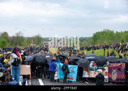 Saix, Frankreich. 22. April 2023. Demonstration gegen das Autobahnprojekt A69 zwischen Castres und Toulouse, nahe Soual, Südwestfrankreich, am 22. April 2023. In Saix versammeln sich Hunderte von Menschen, die gegen das Autobahnprojekt A69 sind, um gegen eine Infrastruktur zu protestieren, die sie in Zeiten des Klimawandels für widersprüchlich halten. Foto: Arnaud Bertrand/ABACAPRESS.COM Kredit: Abaca Press/Alamy Live News Stockfoto