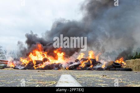 Saix, Frankreich. 22. April 2023. Demonstration gegen das Autobahnprojekt A69 zwischen Castres und Toulouse, nahe Soual, Südwestfrankreich, am 22. April 2023. In Saix versammeln sich Hunderte von Menschen, die gegen das Autobahnprojekt A69 sind, um gegen eine Infrastruktur zu protestieren, die sie in Zeiten des Klimawandels für widersprüchlich halten. Foto: Arnaud Bertrand/ABACAPRESS.COM Kredit: Abaca Press/Alamy Live News Stockfoto