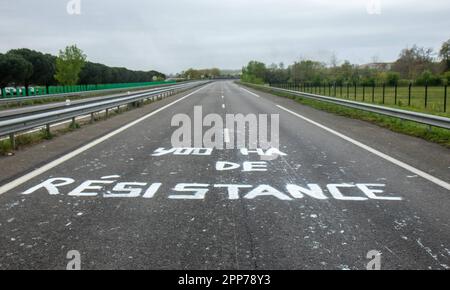 Saix, Frankreich. 22. April 2023. Demonstration gegen das Autobahnprojekt A69 zwischen Castres und Toulouse, nahe Soual, Südwestfrankreich, am 22. April 2023. In Saix versammeln sich Hunderte von Menschen, die gegen das Autobahnprojekt A69 sind, um gegen eine Infrastruktur zu protestieren, die sie in Zeiten des Klimawandels für widersprüchlich halten. Foto: Arnaud Bertrand/ABACAPRESS.COM Kredit: Abaca Press/Alamy Live News Stockfoto