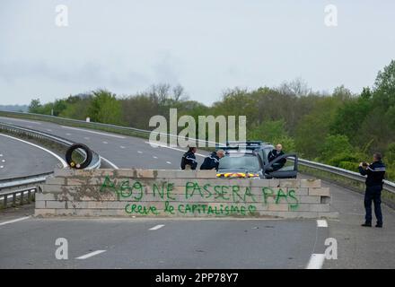 Saix, Frankreich. 22. April 2023. Demonstration gegen das Autobahnprojekt A69 zwischen Castres und Toulouse, nahe Soual, Südwestfrankreich, am 22. April 2023. In Saix versammeln sich Hunderte von Menschen, die gegen das Autobahnprojekt A69 sind, um gegen eine Infrastruktur zu protestieren, die sie in Zeiten des Klimawandels für widersprüchlich halten. Foto: Arnaud Bertrand/ABACAPRESS.COM Kredit: Abaca Press/Alamy Live News Stockfoto