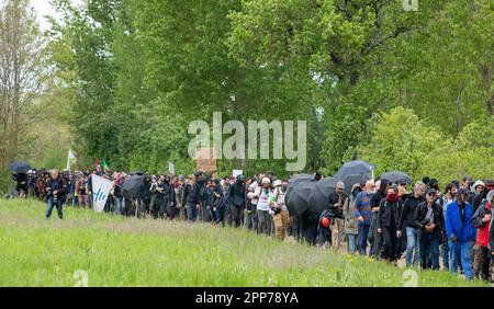 Saix, Frankreich. 22. April 2023. Demonstration gegen das Autobahnprojekt A69 zwischen Castres und Toulouse, nahe Soual, Südwestfrankreich, am 22. April 2023. In Saix versammeln sich Hunderte von Menschen, die gegen das Autobahnprojekt A69 sind, um gegen eine Infrastruktur zu protestieren, die sie in Zeiten des Klimawandels für widersprüchlich halten. Foto: Arnaud Bertrand/ABACAPRESS.COM Kredit: Abaca Press/Alamy Live News Stockfoto