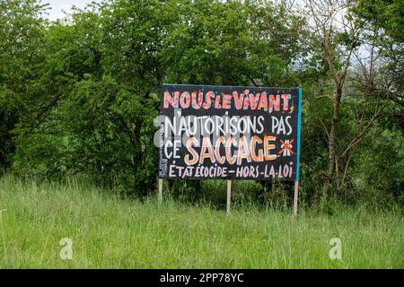 Saix, Frankreich. 22. April 2023. Demonstration gegen das Autobahnprojekt A69 zwischen Castres und Toulouse, nahe Soual, Südwestfrankreich, am 22. April 2023. In Saix versammeln sich Hunderte von Menschen, die gegen das Autobahnprojekt A69 sind, um gegen eine Infrastruktur zu protestieren, die sie in Zeiten des Klimawandels für widersprüchlich halten. Foto: Arnaud Bertrand/ABACAPRESS.COM Kredit: Abaca Press/Alamy Live News Stockfoto