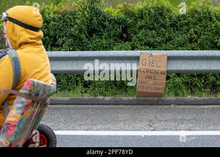 Saix, Frankreich. 22. April 2023. Demonstration gegen das Autobahnprojekt A69 zwischen Castres und Toulouse, nahe Soual, Südwestfrankreich, am 22. April 2023. In Saix versammeln sich Hunderte von Menschen, die gegen das Autobahnprojekt A69 sind, um gegen eine Infrastruktur zu protestieren, die sie in Zeiten des Klimawandels für widersprüchlich halten. Foto: Arnaud Bertrand/ABACAPRESS.COM Kredit: Abaca Press/Alamy Live News Stockfoto