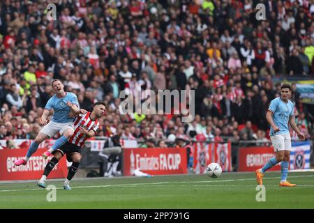 London, Großbritannien. 22. April 2023. George Baldock aus Sheffield United fouls Sergio Gomez aus Manchester City während des Halbfinalspiels des FA Cup zwischen Manchester City und Sheffield Utd am 22. April 2023 im Wembley Stadium, London, England. Foto: Joshua Smith. Nur redaktionelle Verwendung, Lizenz für kommerzielle Verwendung erforderlich. Keine Verwendung bei Wetten, Spielen oder Veröffentlichungen von Clubs/Ligen/Spielern. Kredit: UK Sports Pics Ltd/Alamy Live News Stockfoto