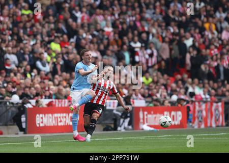 London, Großbritannien. 22. April 2023. George Baldock aus Sheffield United fouls Sergio Gomez aus Manchester City während des Halbfinalspiels des FA Cup zwischen Manchester City und Sheffield Utd am 22. April 2023 im Wembley Stadium, London, England. Foto: Joshua Smith. Nur redaktionelle Verwendung, Lizenz für kommerzielle Verwendung erforderlich. Keine Verwendung bei Wetten, Spielen oder Veröffentlichungen von Clubs/Ligen/Spielern. Kredit: UK Sports Pics Ltd/Alamy Live News Stockfoto