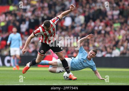 London, Großbritannien. 22. April 2023. Jack Robinson aus Sheffield United fouls Sergio Gomez aus Manchester City während des Halbfinalspiels des FA Cup zwischen Manchester City und Sheffield Utd am 22. April 2023 im Wembley Stadium, London, England. Foto: Joshua Smith. Nur redaktionelle Verwendung, Lizenz für kommerzielle Verwendung erforderlich. Keine Verwendung bei Wetten, Spielen oder Veröffentlichungen von Clubs/Ligen/Spielern. Kredit: UK Sports Pics Ltd/Alamy Live News Stockfoto