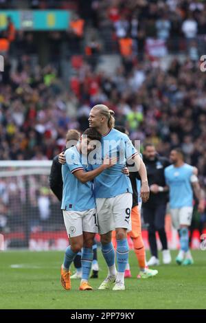 London, Großbritannien. 22. April 2023. Julian Alvarez und Erling Haaland aus Manchester City feiern nach dem Halbfinalspiel des FA Cup zwischen Manchester City und Sheffield Utd am 22. April 2023 im Wembley Stadium in London, England. Foto: Joshua Smith. Nur redaktionelle Verwendung, Lizenz für kommerzielle Verwendung erforderlich. Keine Verwendung bei Wetten, Spielen oder Veröffentlichungen von Clubs/Ligen/Spielern. Kredit: UK Sports Pics Ltd/Alamy Live News Stockfoto