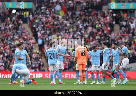 London, Großbritannien. 22. April 2023. Nach dem Halbfinalspiel des FA Cup zwischen Manchester City und Sheffield Utd am 22. April 2023 im Wembley Stadium in London, England, treffen sich Manchester City und Manchester City. Foto: Joshua Smith. Nur redaktionelle Verwendung, Lizenz für kommerzielle Verwendung erforderlich. Keine Verwendung bei Wetten, Spielen oder Veröffentlichungen von Clubs/Ligen/Spielern. Kredit: UK Sports Pics Ltd/Alamy Live News Stockfoto