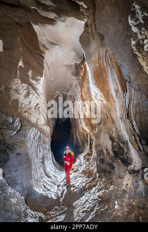 Caver in Grotte de la Cocalière; Ardeche; Frankreich Stockfoto