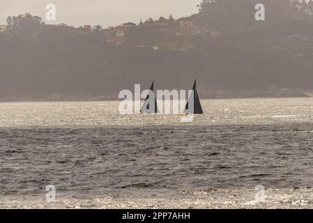 Sanxenxo, pontevedra, Spanien. april 22., 2023. Die Boote und Besatzung der Segelboote, die an der ersten spanischen Cup-Regatta teilgenommen haben. Mit Ausnahme der Bribon, das Boot, das von König Juan Carlos I. gefangen gehalten wird Kredit: xan gasalla / alamy Live News. Stockfoto