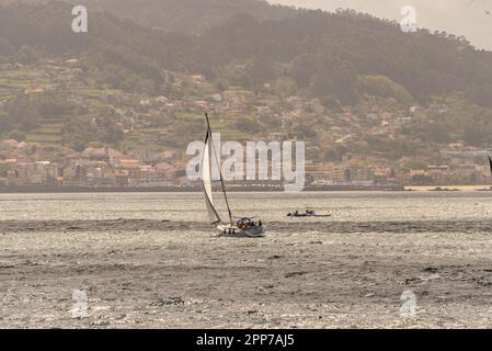 Sanxenxo, pontevedra, Spanien. april 22., 2023. Die Boote und Besatzung der Segelboote, die an der ersten spanischen Cup-Regatta teilgenommen haben. Mit Ausnahme der Bribon, das Boot, das von König Juan Carlos I. gefangen gehalten wird Kredit: xan gasalla / alamy Live News. Stockfoto