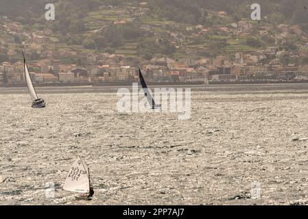 Sanxenxo, pontevedra, Spanien. april 22., 2023. Die Boote und Besatzung der Segelboote, die an der ersten spanischen Cup-Regatta teilgenommen haben. Mit Ausnahme der Bribon, das Boot, das von König Juan Carlos I. gefangen gehalten wird Kredit: xan gasalla / alamy Live News. Stockfoto