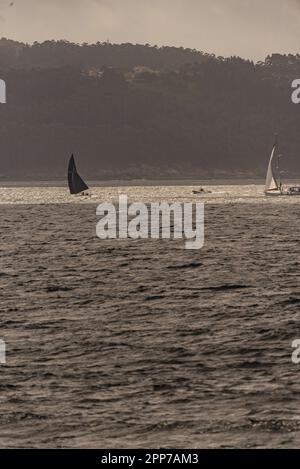 Sanxenxo, pontevedra, Spanien. april 22., 2023. Die Boote und Besatzung der Segelboote, die an der ersten spanischen Cup-Regatta teilgenommen haben. Mit Ausnahme der Bribon, das Boot, das von König Juan Carlos I. gefangen gehalten wird Kredit: xan gasalla / alamy Live News. Stockfoto