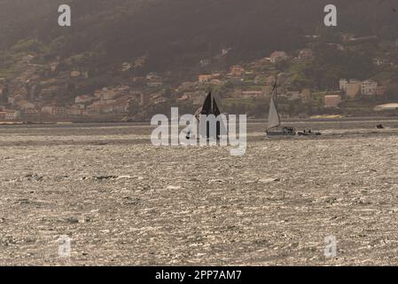 Sanxenxo, pontevedra, Spanien. april 22., 2023. Die Boote und Besatzung der Segelboote, die an der ersten spanischen Cup-Regatta teilgenommen haben. Mit Ausnahme der Bribon, das Boot, das von König Juan Carlos I. gefangen gehalten wird Kredit: xan gasalla / alamy Live News. Stockfoto