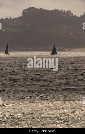 Sanxenxo, pontevedra, Spanien. april 22., 2023. Die Boote und Besatzung der Segelboote, die an der ersten spanischen Cup-Regatta teilgenommen haben. Mit Ausnahme der Bribon, das Boot, das von König Juan Carlos I. gefangen gehalten wird Kredit: xan gasalla / alamy Live News. Stockfoto