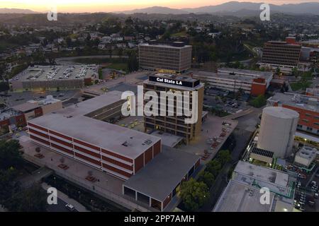 Eine allgemeine Gesamtansicht des Simpson Tower und der Salazar Hall auf dem Campus von Cal State LA, Donnerstag, 20. April 2023, in Los Angeles. Stockfoto