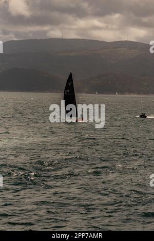 Sanxenxo, pontevedra, Spanien. april 22., 2023. Die Boote und Besatzung der Segelboote, die an der ersten spanischen Cup-Regatta teilgenommen haben. Mit Ausnahme der Bribon, das Boot, das von König Juan Carlos I. gefangen gehalten wird Kredit: xan gasalla / alamy Live News. Stockfoto