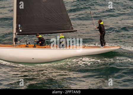 Sanxenxo, pontevedra, Spanien. april 22., 2023. Die Boote und Besatzung der Segelboote, die an der ersten spanischen Cup-Regatta teilgenommen haben. Mit Ausnahme der Bribon, das Boot, das von König Juan Carlos I. gefangen gehalten wird Kredit: xan gasalla / alamy Live News. Stockfoto