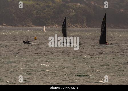 Sanxenxo, pontevedra, Spanien. april 22., 2023. Die Boote und Besatzung der Segelboote, die an der ersten spanischen Cup-Regatta teilgenommen haben. Mit Ausnahme der Bribon, das Boot, das von König Juan Carlos I. gefangen gehalten wird Kredit: xan gasalla / alamy Live News. Stockfoto