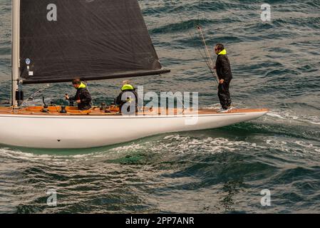 Sanxenxo, pontevedra, Spanien. april 22., 2023. Die Boote und Besatzung der Segelboote, die an der ersten spanischen Cup-Regatta teilgenommen haben. Mit Ausnahme der Bribon, das Boot, das von König Juan Carlos I. gefangen gehalten wird Kredit: xan gasalla / alamy Live News. Stockfoto