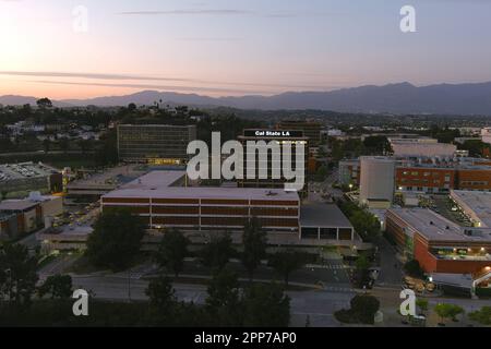 Eine allgemeine Gesamtansicht des Simpson Tower und der Salazar Hall auf dem Campus von Cal State LA, Donnerstag, 20. April 2023, in Los Angeles. Stockfoto