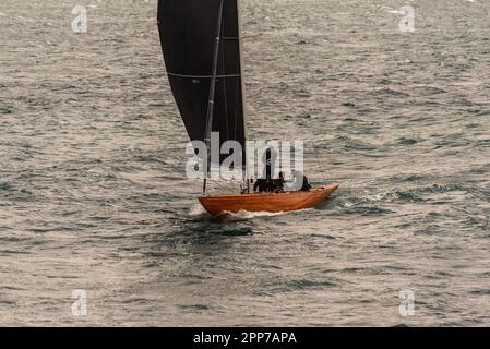 Sanxenxo, pontevedra, Spanien. april 22., 2023. Die Boote und Besatzung der Segelboote, die an der ersten spanischen Cup-Regatta teilgenommen haben. Mit Ausnahme der Bribon, das Boot, das von König Juan Carlos I. gefangen gehalten wird Kredit: xan gasalla / alamy Live News. Stockfoto