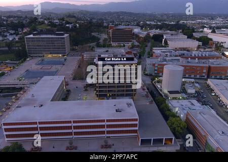 Eine allgemeine Gesamtansicht des Simpson Tower und der Salazar Hall auf dem Campus von Cal State LA, Donnerstag, 20. April 2023, in Los Angeles. Stockfoto