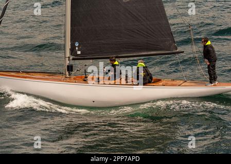 Sanxenxo, pontevedra, Spanien. april 22., 2023. Die Boote und Besatzung der Segelboote, die an der ersten spanischen Cup-Regatta teilgenommen haben. Mit Ausnahme der Bribon, das Boot, das von König Juan Carlos I. gefangen gehalten wird Kredit: xan gasalla / alamy Live News. Stockfoto