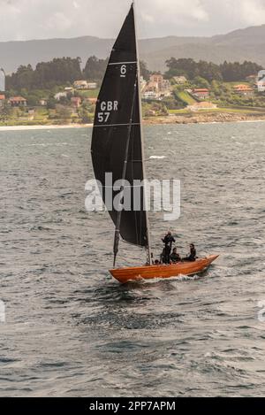 Sanxenxo, pontevedra, Spanien. april 22., 2023. Die Boote und Besatzung der Segelboote, die an der ersten spanischen Cup-Regatta teilgenommen haben. Mit Ausnahme der Bribon, das Boot, das von König Juan Carlos I. gefangen gehalten wird Kredit: xan gasalla / alamy Live News. Stockfoto