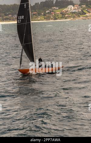 Sanxenxo, pontevedra, Spanien. april 22., 2023. Die Boote und Besatzung der Segelboote, die an der ersten spanischen Cup-Regatta teilgenommen haben. Mit Ausnahme der Bribon, das Boot, das von König Juan Carlos I. gefangen gehalten wird Kredit: xan gasalla / alamy Live News. Stockfoto
