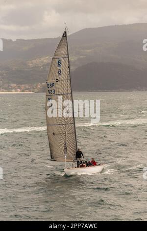 Sanxenxo, pontevedra, Spanien. april 22., 2023. Die Boote und Besatzung der Segelboote, die an der ersten spanischen Cup-Regatta teilgenommen haben. Mit Ausnahme der Bribon, das Boot, das von König Juan Carlos I. gefangen gehalten wird Kredit: xan gasalla / alamy Live News. Stockfoto
