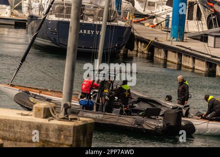 Sanxenxo, pontevedra, Spanien. april 22., 2023. Die Boote und Besatzung der Segelboote, die an der ersten spanischen Cup-Regatta teilgenommen haben. Mit Ausnahme der Bribon, das Boot, das von König Juan Carlos I. gefangen gehalten wird Kredit: xan gasalla / alamy Live News. Stockfoto