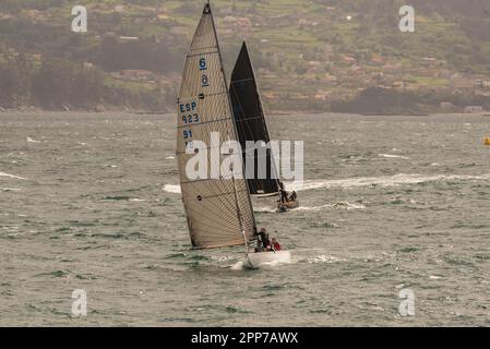 Sanxenxo, pontevedra, Spanien. april 22., 2023. Die Boote und Besatzung der Segelboote, die an der ersten spanischen Cup-Regatta teilgenommen haben. Mit Ausnahme der Bribon, das Boot, das von König Juan Carlos I. gefangen gehalten wird Kredit: xan gasalla / alamy Live News. Stockfoto