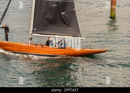 Sanxenxo, pontevedra, Spanien. april 22., 2023. Die Boote und Besatzung der Segelboote, die an der ersten spanischen Cup-Regatta teilgenommen haben. Mit Ausnahme der Bribon, das Boot, das von König Juan Carlos I. gefangen gehalten wird Kredit: xan gasalla / alamy Live News. Stockfoto