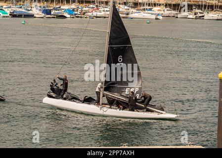 Sanxenxo, pontevedra, Spanien. april 22., 2023. Die Boote und Besatzung der Segelboote, die an der ersten spanischen Cup-Regatta teilgenommen haben. Mit Ausnahme der Bribon, das Boot, das von König Juan Carlos I. gefangen gehalten wird Kredit: xan gasalla / alamy Live News. Stockfoto
