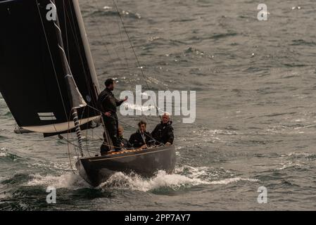 Sanxenxo, pontevedra, Spanien. april 22., 2023. Die Boote und Besatzung der Segelboote, die an der ersten spanischen Cup-Regatta teilgenommen haben. Mit Ausnahme der Bribon, das Boot, das von König Juan Carlos I. gefangen gehalten wird Kredit: xan gasalla / alamy Live News. Stockfoto