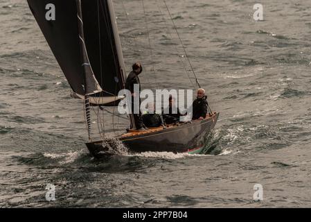 Sanxenxo, pontevedra, Spanien. april 22., 2023. Die Boote und Besatzung der Segelboote, die an der ersten spanischen Cup-Regatta teilgenommen haben. Mit Ausnahme der Bribon, das Boot, das von König Juan Carlos I. gefangen gehalten wird Kredit: xan gasalla / alamy Live News. Stockfoto