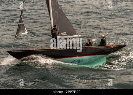 Sanxenxo, pontevedra, Spanien. april 22., 2023. Die Boote und Besatzung der Segelboote, die an der ersten spanischen Cup-Regatta teilgenommen haben. Mit Ausnahme der Bribon, das Boot, das von König Juan Carlos I. gefangen gehalten wird Kredit: xan gasalla / alamy Live News. Stockfoto